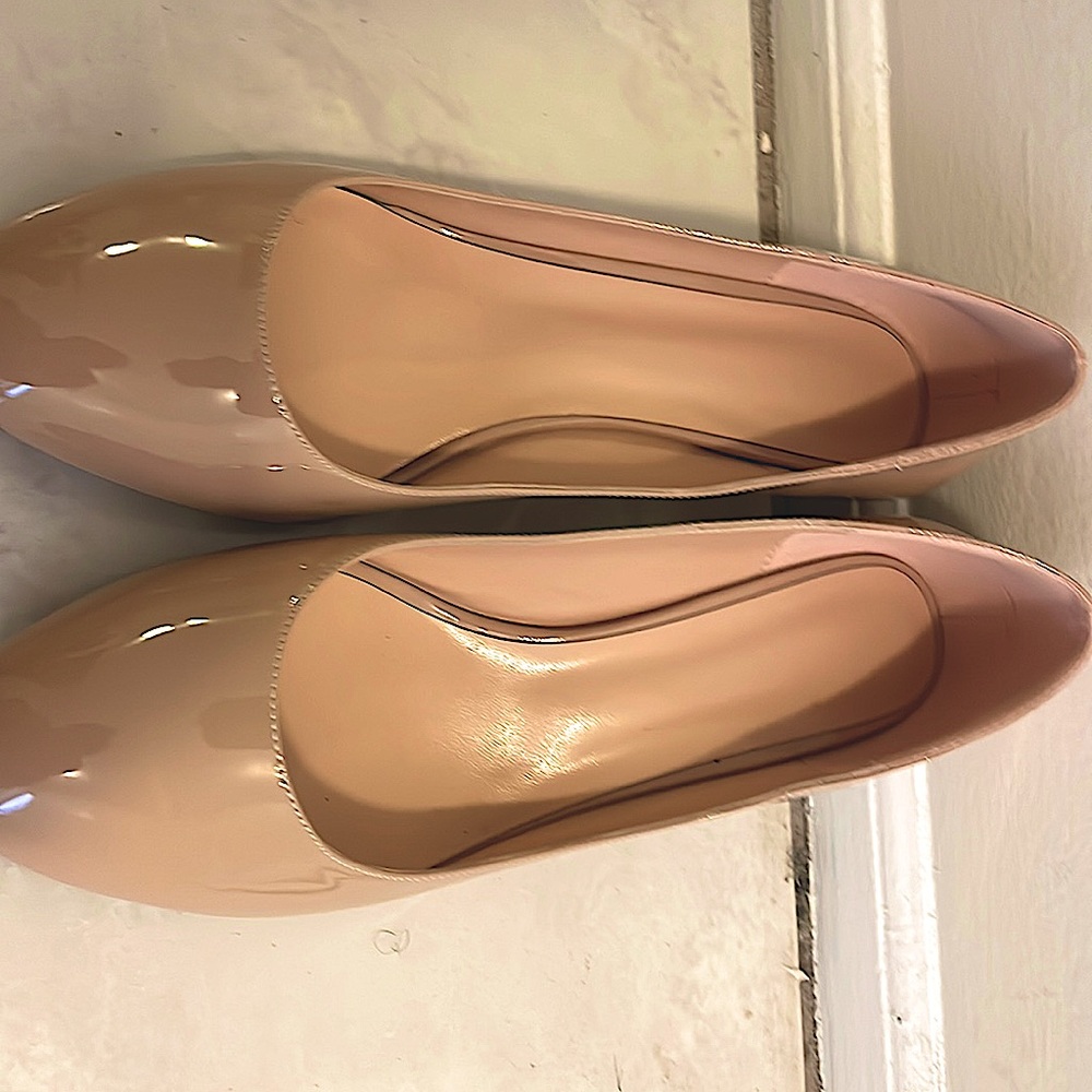 Brand new, never worn, cream patent leather shoe. Size 12.5. Brand MODENCOCO.